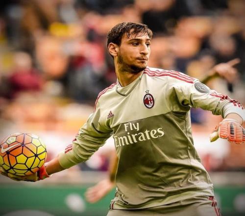 贝纳蒂亚：裁判偷了我们的点球，和他们说话时几乎都不看你（贝纳蒂亚：裁判抢走了我们的点球，与他们交流时几乎不看人）