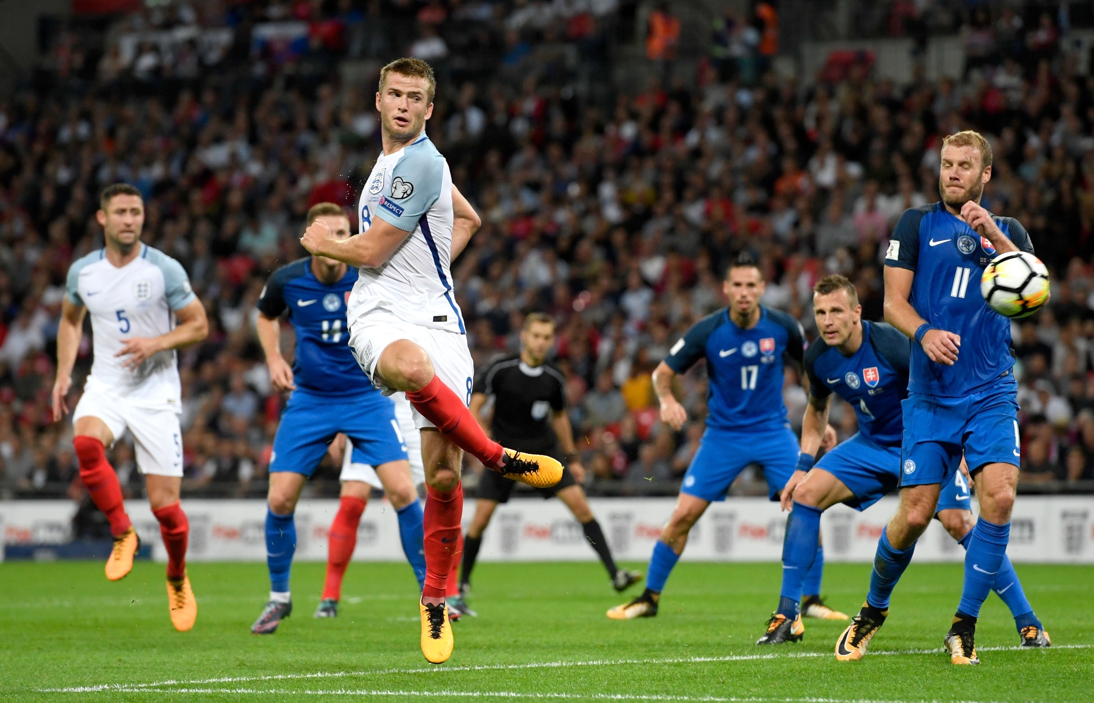 德甲前瞻：多特蒙德联赛主场不败，霍芬海姆进攻火力强劲（德甲前瞻：多特联赛主场不败延续，霍芬海姆进攻端状态火热）