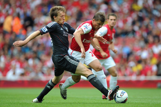 看似稳局却暗藏危机（表面平静却危机四伏）