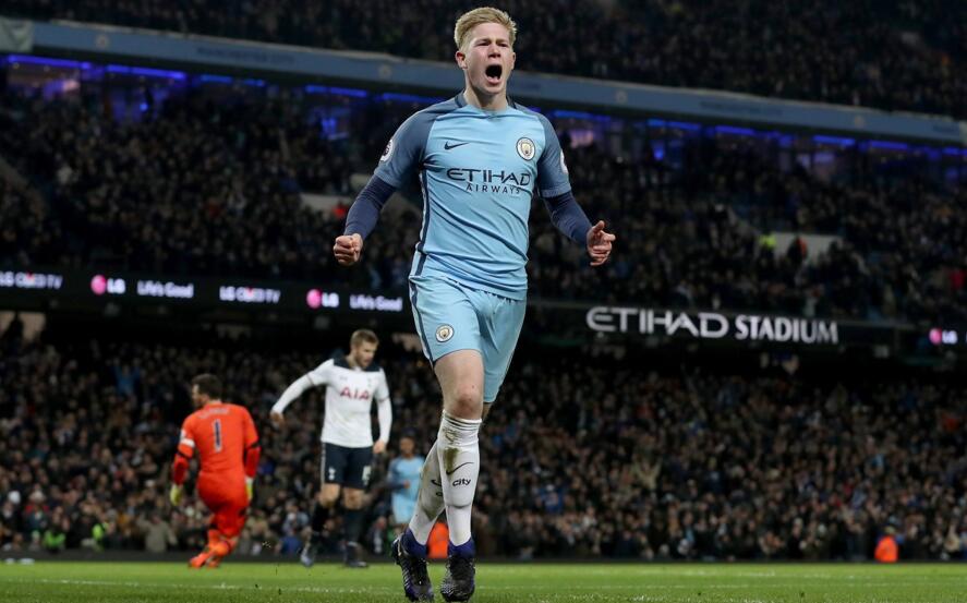 维港昨晚举行了热刺无人机表演，现场摆出队徽、球衣等标志（维港夜空上演热刺无人机秀，队徽与球衣图案亮相）